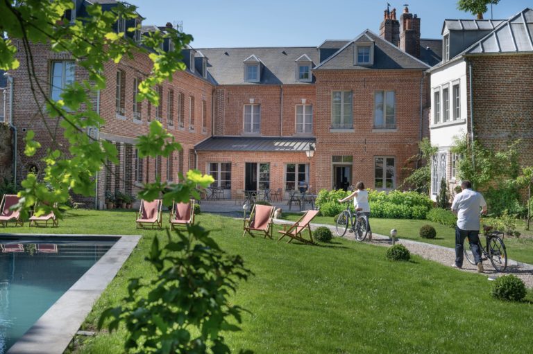 Myrrophores Le Jardin swimming pool bike
